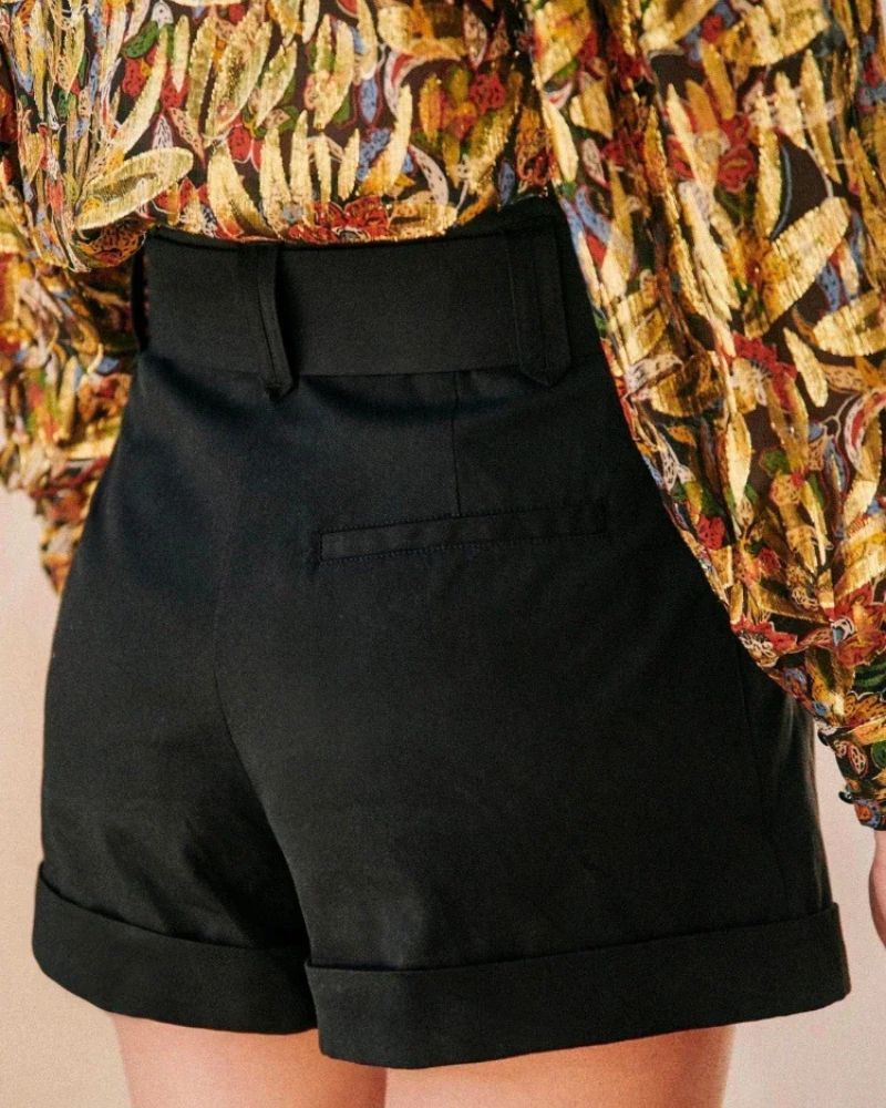 CASUAL COTTON SHORTS - ELEGANCE IN EVERY DETAIL